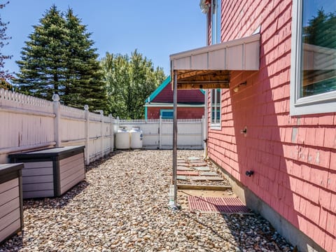 Pine Point Getaway: Beach House with Fire Pit