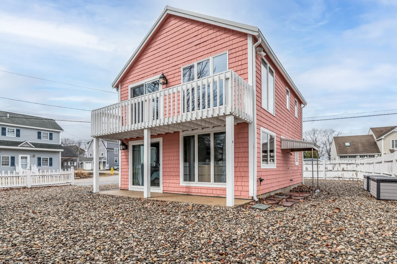 Pine Point Getaway: Beach House with Fire Pit