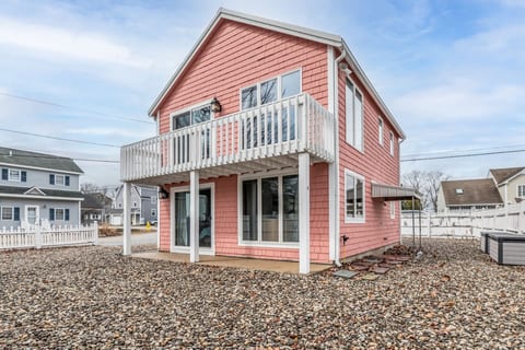 Pine Point Getaway: Beach House with Fire Pit