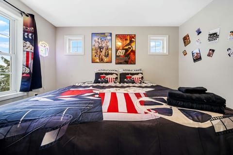 Cinematic Retreat: Family Hideaway with | King Bed