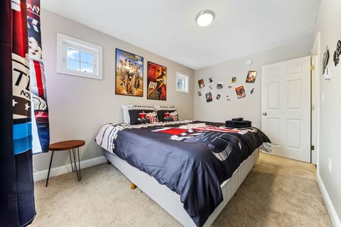 Cinematic Retreat: Family Hideaway with | King Bed