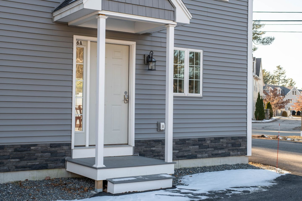 luxurious-2-br-condo:-king-bed-w-workstation/