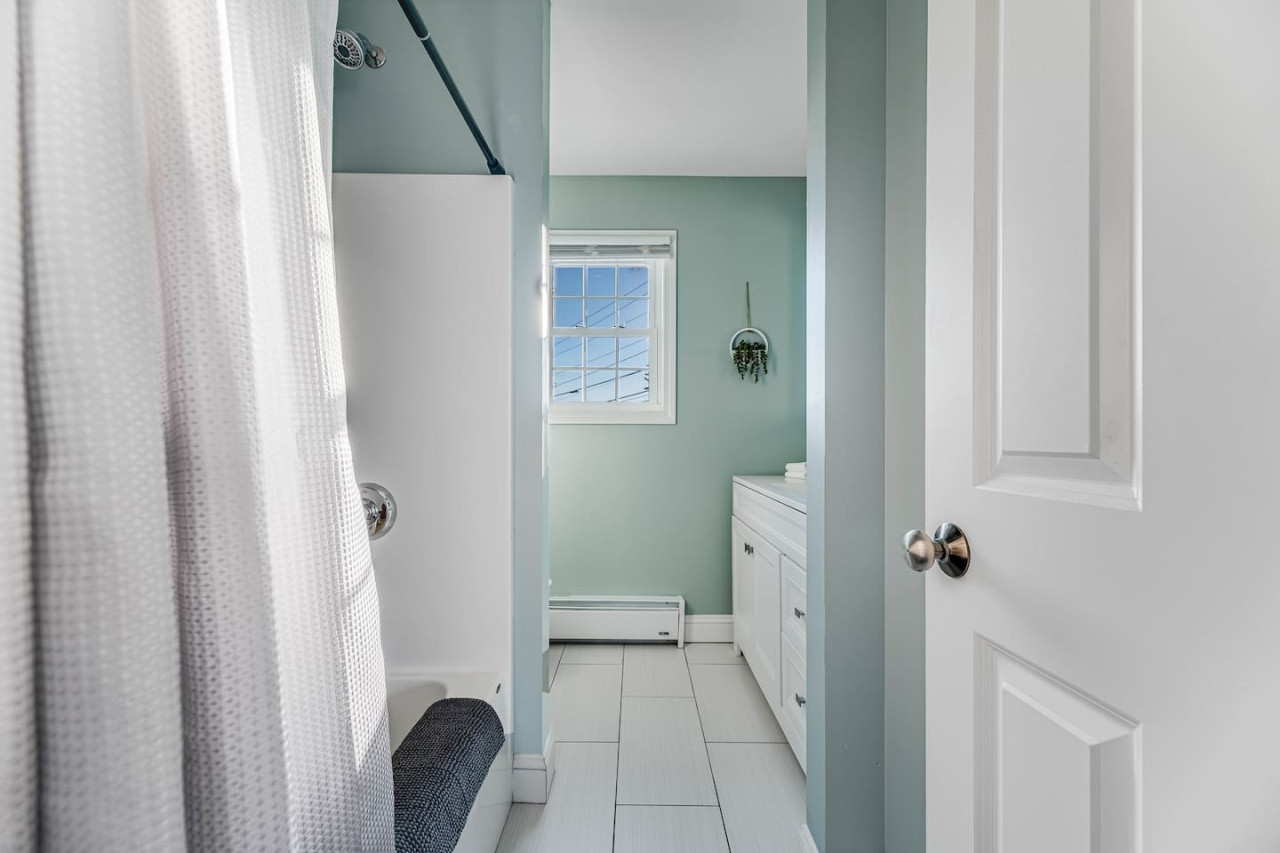 luxurious-2-br-condo:-king-bed-w-workstation/