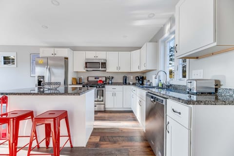 Luxurious 2-BR Condo: King Bed w/ Workstation