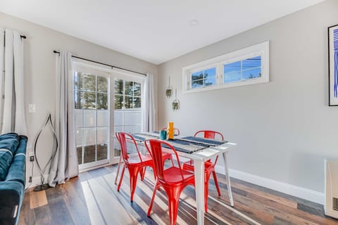 Luxurious 2-BR Condo: King Bed w/ Workstation