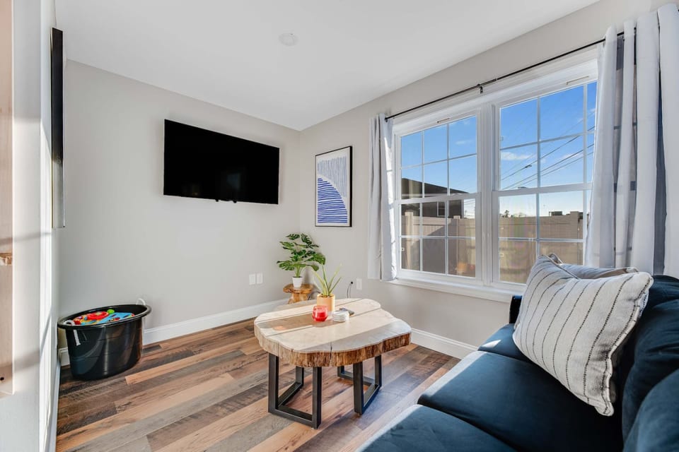 Luxurious 2-BR Condo: King Bed w/ Workstation - Ocean Park