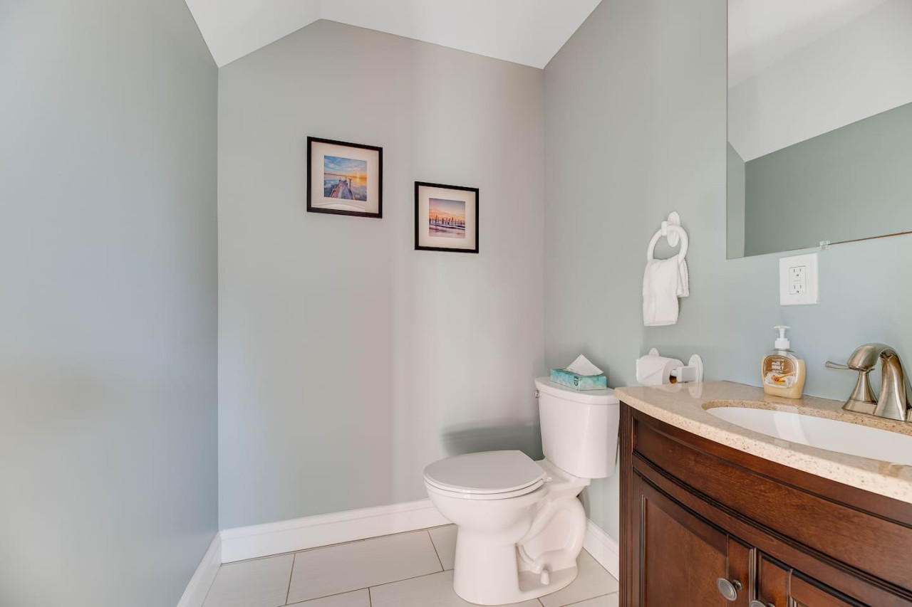 luxurious-2-br-condo:-king-bed-w-workstation/