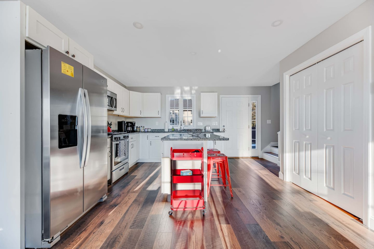 luxurious-2-br-condo:-king-bed-w-workstation/