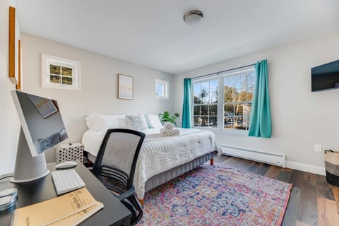 Luxurious 2-BR Condo: King Bed w/ Workstation