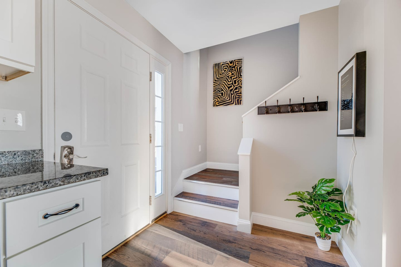 luxurious-2-br-condo:-king-bed-w-workstation/