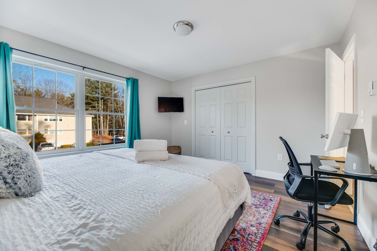 luxurious-2-br-condo:-king-bed-w-workstation/