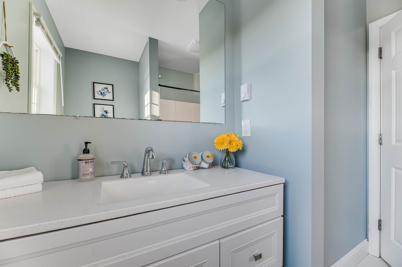 luxurious-2-br-condo:-king-bed-w-workstation/