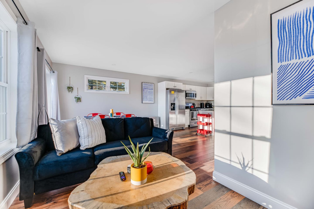 luxurious-2-br-condo:-king-bed-w-workstation/