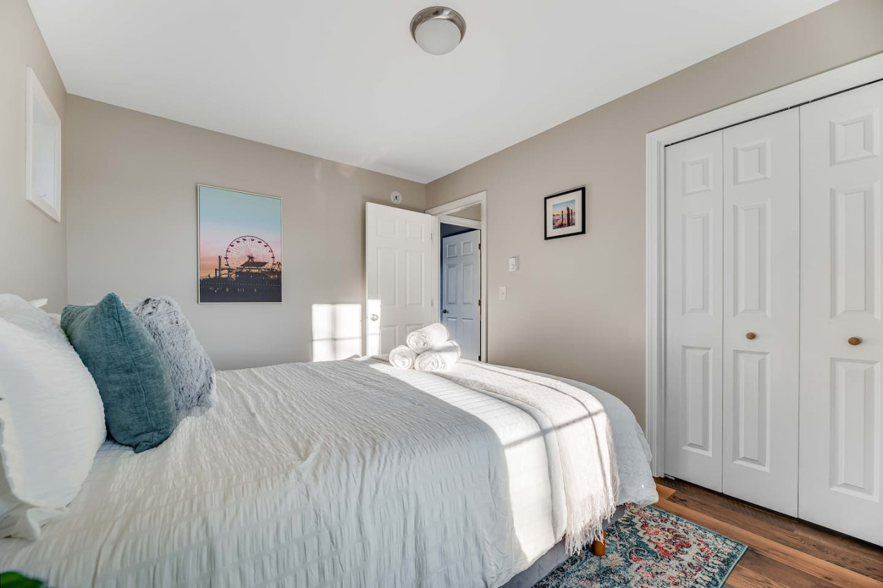 luxurious-2-br-condo:-king-bed-w-workstation/