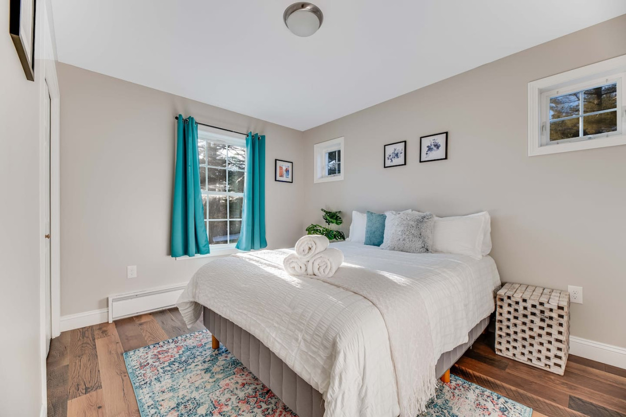 luxurious-2-br-condo:-king-bed-w-workstation/