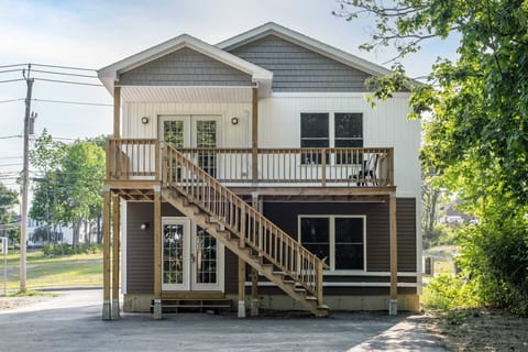 2BR Retreat in Bangor: Work and Relax in Comfort
