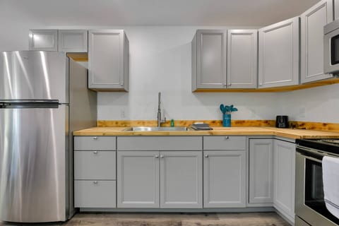 2BR Retreat in Bangor: Work and Relax in Comfort