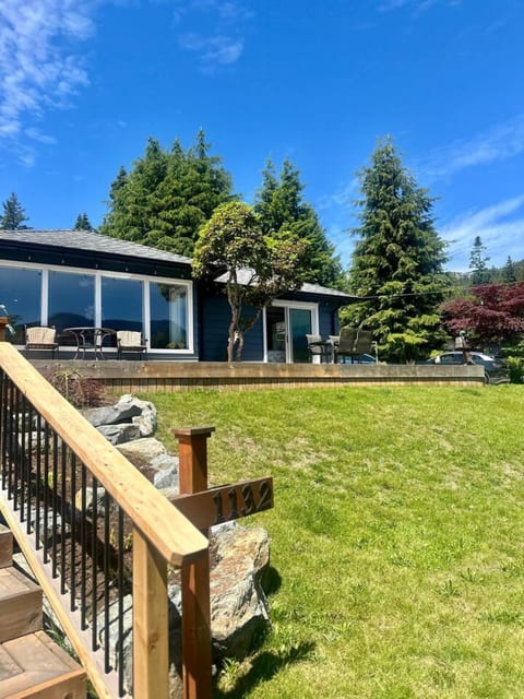 Captain's Cottage - Stunning Ocean & Mountain View Cottage, AC