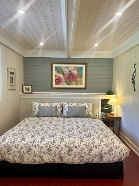 Captain's Cottage - Stunning Ocean & Mountain View Cottage, AC