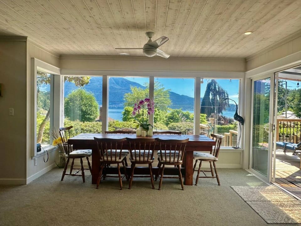 Captain's Cottage - Stunning Ocean & Mountain View Cottage, AC - Bowen Island