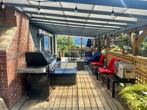 Captain's Cottage - Stunning Ocean & Mountain View Cottage, AC