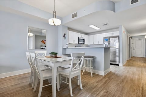 Luxury 3BD Calypso Gulf Views! Free Beach Chairs Service for 4!