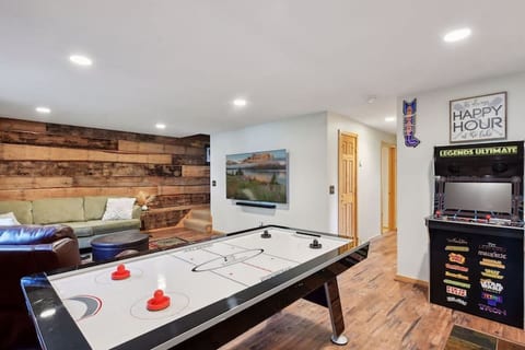Log Cabin on lake near Mpls - Sleeps 14