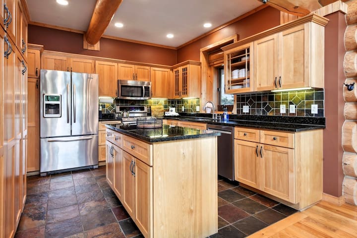 log-cabin-on-lake-near-mpls-sleeps-14/