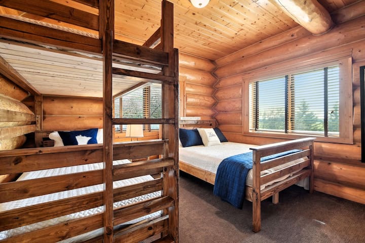 log-cabin-on-lake-near-mpls-sleeps-14/