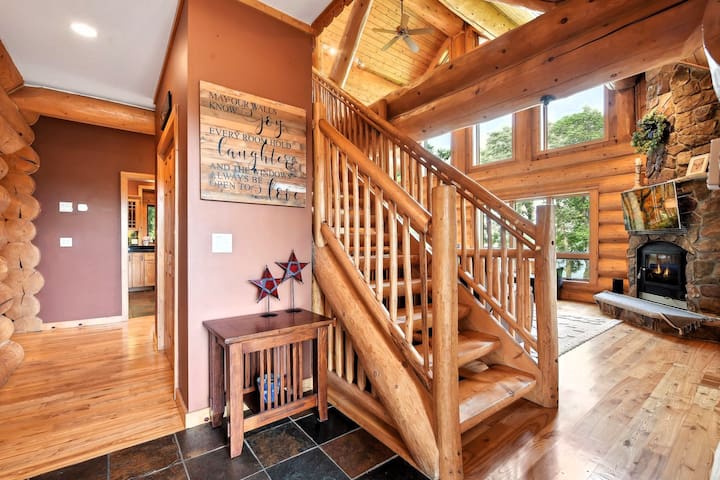 log-cabin-on-lake-near-mpls-sleeps-14/