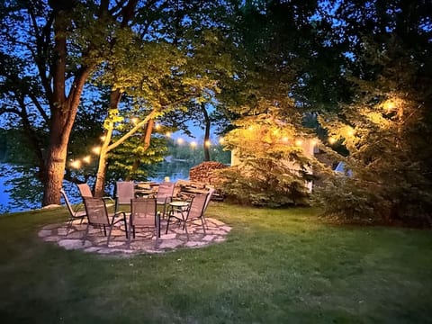 Log Cabin on lake near Mpls - Sleeps 14