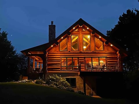 Log Cabin on lake near Mpls - Sleeps 14