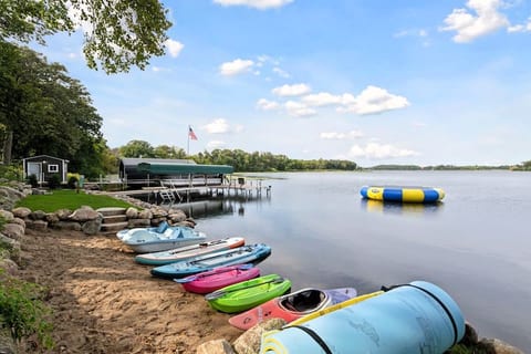 Log Cabin on lake near Mpls - Sleeps 14