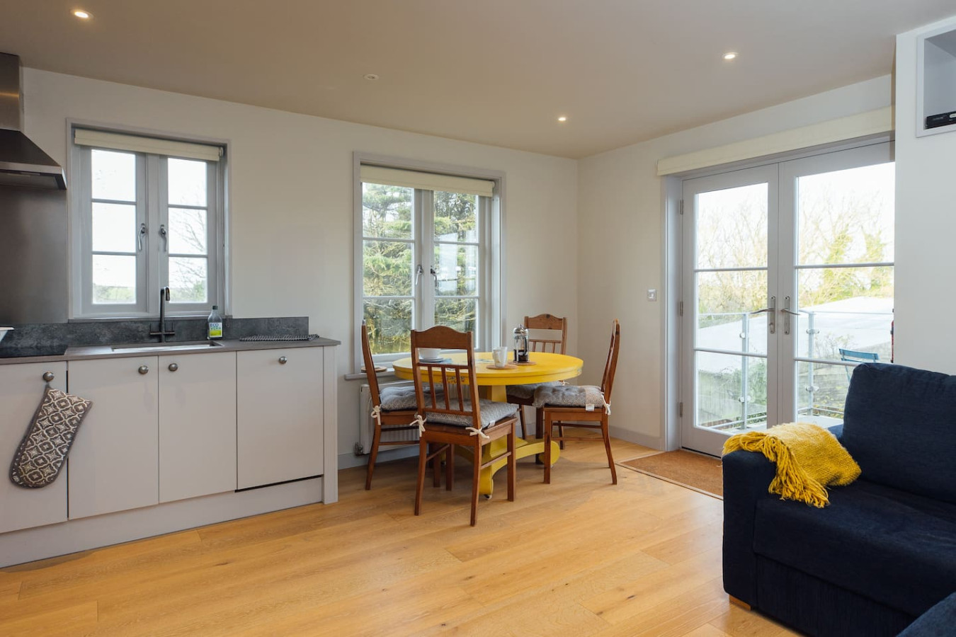 stylish-hay-loft-with-stunning-countryside-views/