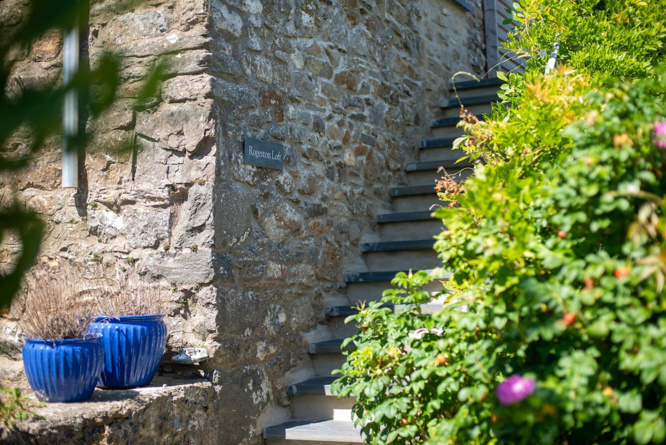 stylish-hay-loft-with-stunning-countryside-views/