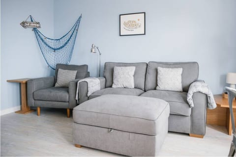 Barry Island Paget House · Barry Island Beachfront Getaway + Private Parking