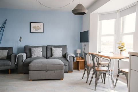 Barry Island Paget House · Barry Island Beachfront Getaway + Private Parking