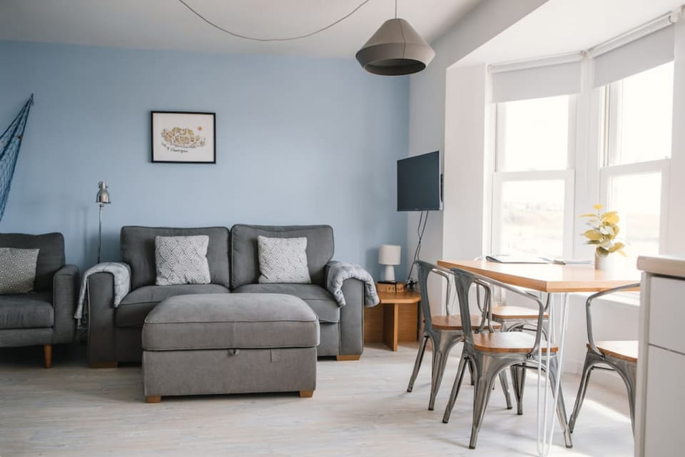 Barry Island Paget House · Barry Island Beachfront Getaway + Private Parking