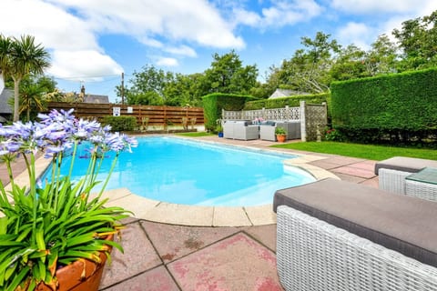Plas Newydd 7-beds · Country House with Heated Swimming Pool & Gardens