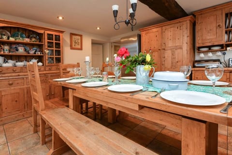 Plas Newydd 7-beds · Country House with Heated Swimming Pool & Gardens