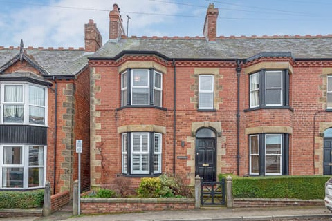 Beautiful Redbrick Home in Ruthin Centre & Parking