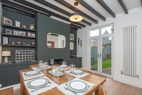 Beautiful Redbrick Home in Ruthin Centre & Parking