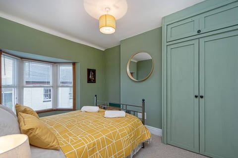 Beautiful Redbrick Home in Ruthin Centre & Parking