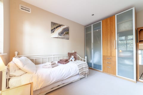 B@Home · Garden Flat short walk to Kingston & Richmond Park