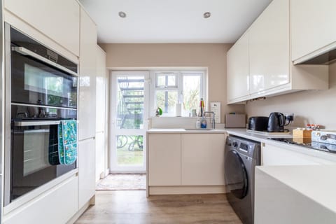 B@Home · Garden Flat short walk to Kingston & Richmond Park