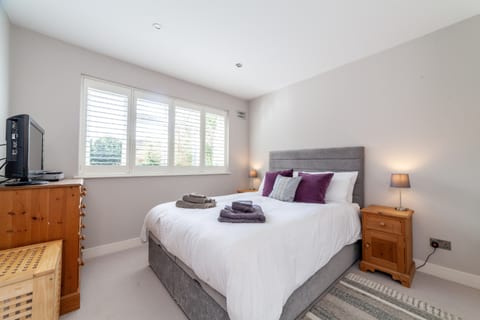 B@Home · Garden Flat short walk to Kingston & Richmond Park