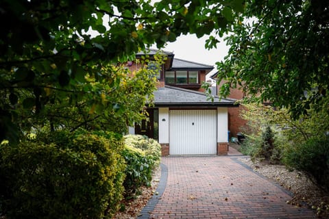 Stylish Family Home Close To City Centre + Parking