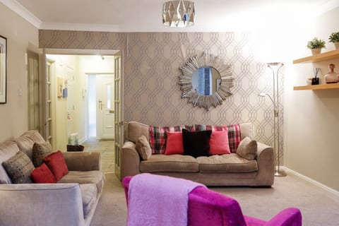 Stylish Family Home Close To City Centre + Parking