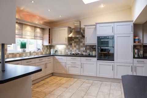 Stylish Family Home Close To City Centre + Parking