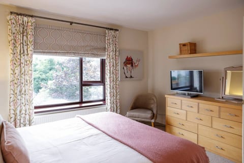 Stylish Family Home Close To City Centre + Parking